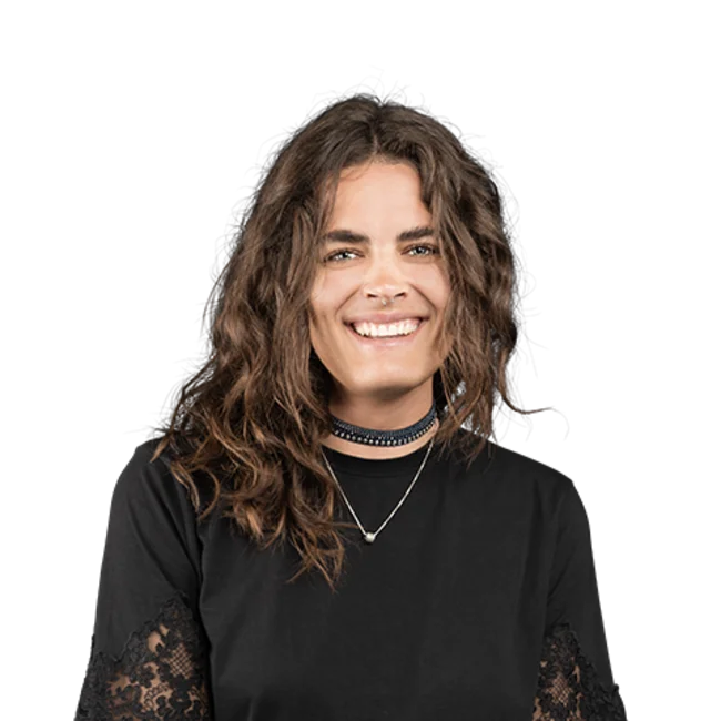 Elena Munari Lächelnde Frau mit langen braunen Haaren und schwarzem Oberteil