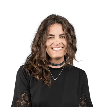 Elena Munari | Cooperation Groups Manager Lächelnde Frau mit langen braunen Haaren und schwarzem Oberteil