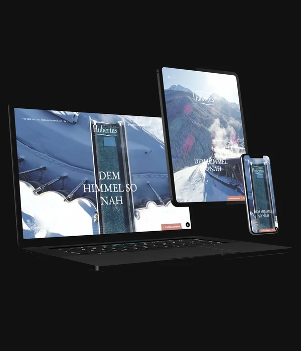 Laptop, Tablet und Smartphone zeigen dieselbe Winter-Webseite mit dem Text DEM HIMMEL SO NAH