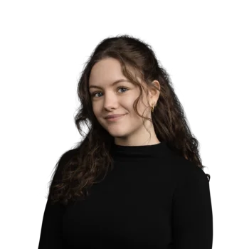 Bettina Leitner | Junior Customer Success Manager Software Porträt einer jungen Frau mit langen lockigen Haaren und schwarzem Pullover