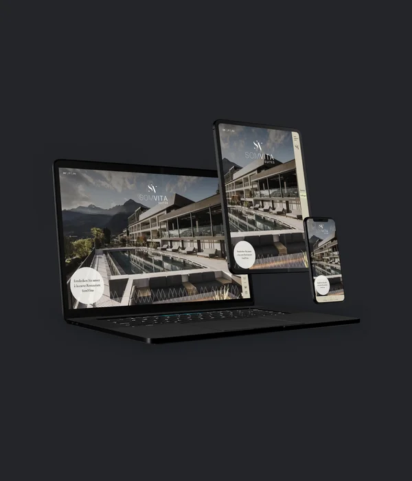 Sito web di Somvita Suites su laptop, tablet e smartphone con vista montagna e piscina