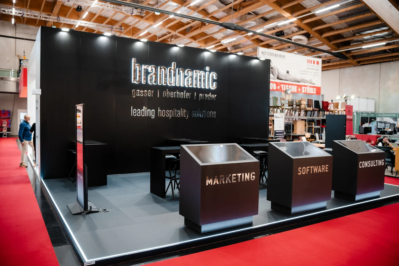 Messestand von brandnamic mit Marketing, Software und Consulting Bereichen