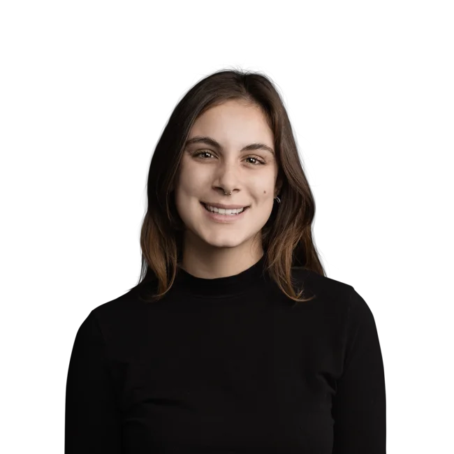 Frau mit braunen Haaren und schwarzem Oberteil lächelt in die Kamera