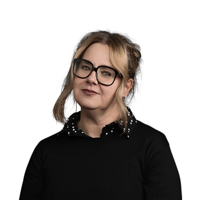 Porträt einer Frau mit kurzen dunklen Haaren und Brille in schwarzem Hemd