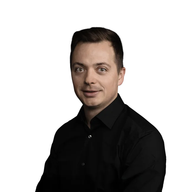 Porträt eines Mannes mit schwarzem Hemd vor weißem Hintergrund