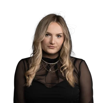 Laura Taferner | Customer Success Manager Porträt einer Frau mit blonden Haaren und schwarzem transparentem Oberteil