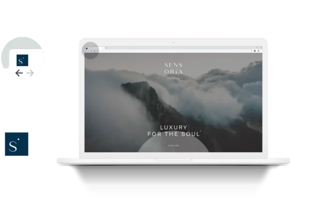 Laptop mit Webseite von Sensoria Dolomites und Slogan Luxus für die Seele