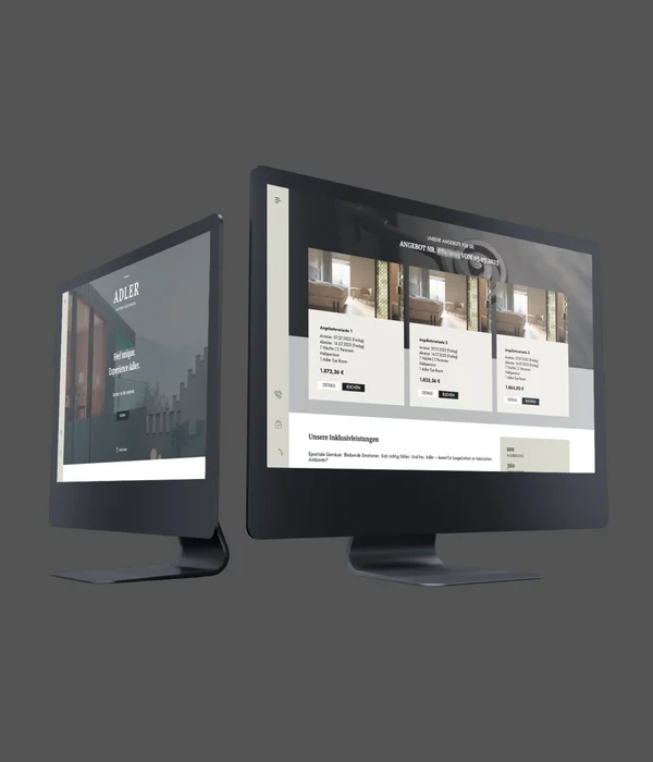 Zwei Monitore zeigen eine Hotelbuchungswebsite mit Zimmerangeboten und Preisen.