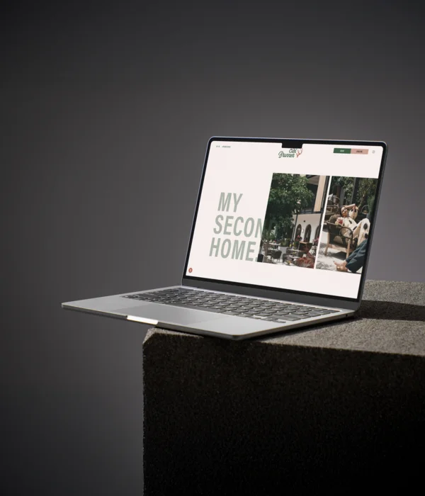 Il posto dove gli ospiti tornano: una seconda casa a Frauenau Laptop su un piedistallo nero con un sito web aperto sullo schermo