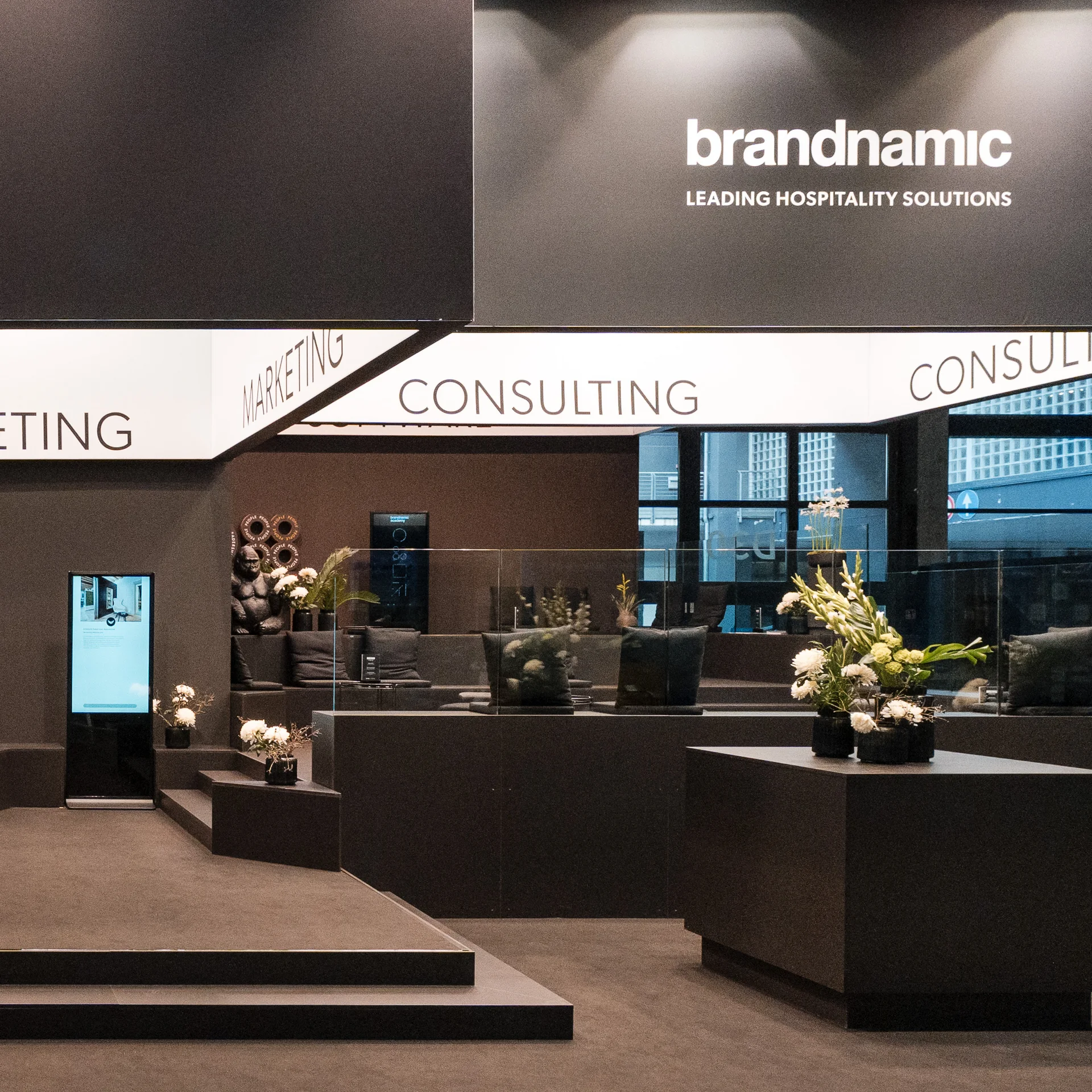 Alles für den Gast Moderner Messestand von brandnamic mit schwarzem Design und beleuchteten Würfeln