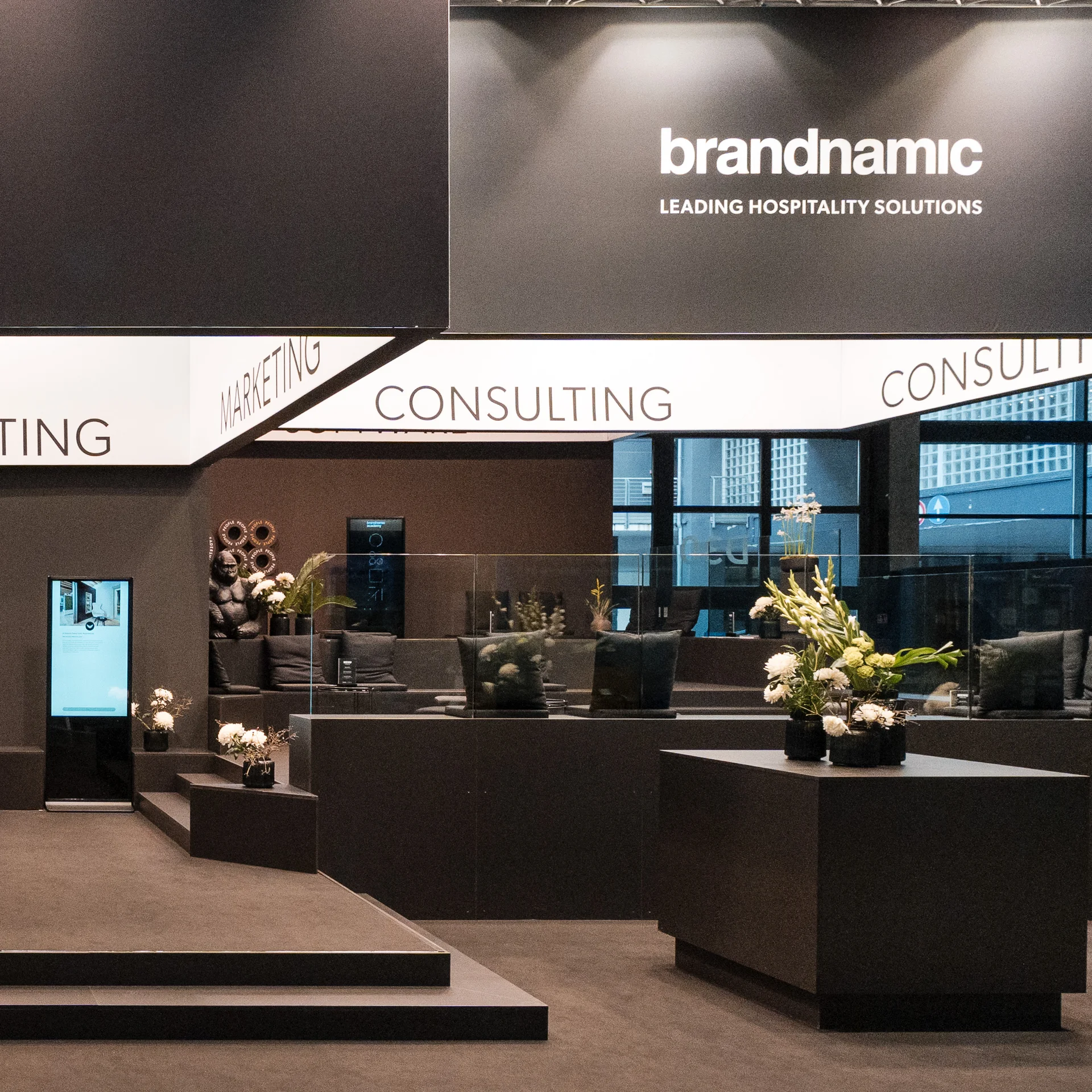 Hotel Messe Moderner Messestand von brandnamic mit schwarzem Design und beleuchteten Würfeln