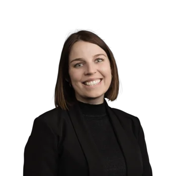 Magdalena Faltner | HR Manager Porträt einer lächelnden Frau mit schwarzer Spitzebluse vor weißem Hintergrund