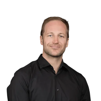 Martin Leitinger | Sales Consultant Porträt eines lächelnden Mannes in schwarzem Hemd vor weißem Hintergrund