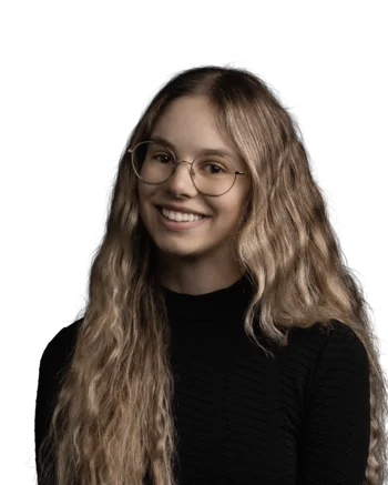 Lena Wurzer | Customer Success Manager Junge Frau mit langen blonden Haaren, Brille und schwarzem Oberteil lächelt