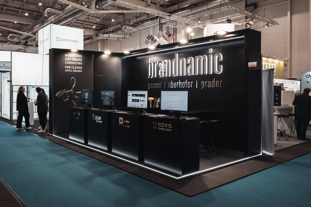 Messestand von brandnamic mit Monitoren und Infos zu Marketingsoftware