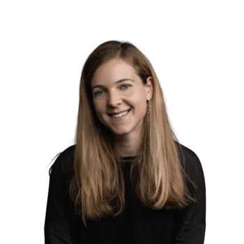 Portrait einer lächelnden jungen Frau mit langen blonden Haaren und schwarzen Pullover