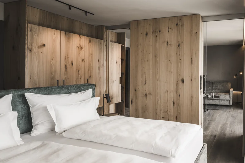 Marketing a 360° per un’esperienza a 360° Camera d'albergo moderna con letto matrimoniale e balcone vista montagna