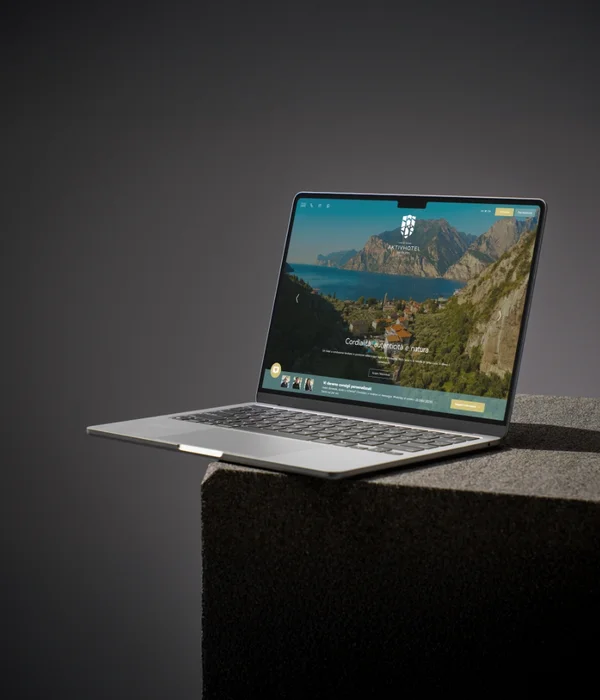 Portatile con sito web Aktivhotel aperto su sfondo scuro